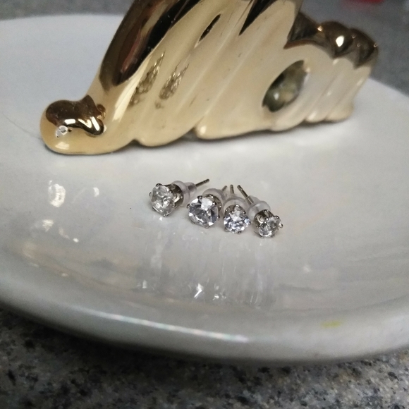 Jewelry - 2 pairs of small fashion studs